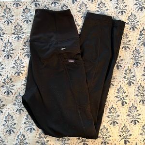 Patagonia leggings. Hi-rise pockets on each side.